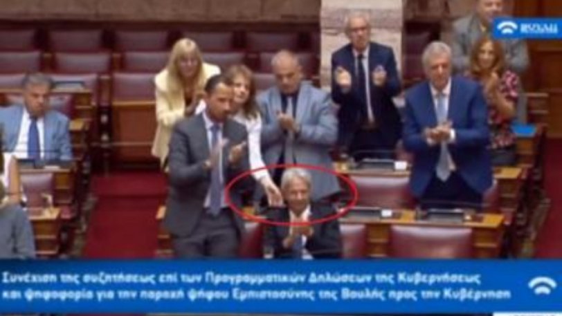Βουλευτής Βελόπουλου Daily Post:Σκούντησαν βουλευτή γιατί δεν χειροκροτούσε όρθιος